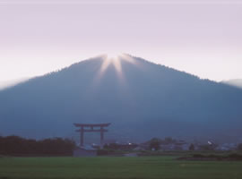 三輪山に昇る朝日